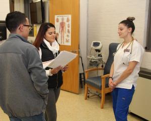 护士在和两个学生说话